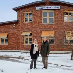Anna Lorentz, regionchef Stockholm och Nils Rydh, vd Svenska Hus vid Ranhammarsvägen 26. Foto: Svenska hus