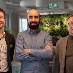 Från vänster: Per Karmteg CIO/CDO på Riksbyggen, Hedi Kurda,vd och grundare av HomeQ och Eric Stuart, chef för Riksbyggens affärsområde Fastighetsförvaltning