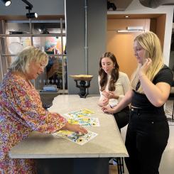 Sari Isberg, relationsförvaltare tillsammans med 2 sommarjobbare som jobbat som sk förändringsagenter i Göteborg. Foto: Stena fastigheter