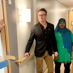 Mikael Borgemyr, Sanny Mattelin, Fardowsa Ali och Christian Andersson tillsammans med andra kollegor på Eidar jobbar nu för fullt med att ställa om lokaler till evakueringsboenden för Ukrainska flyktingar. Foto: Eidar