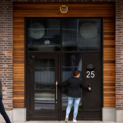 Boende i flerbostadshus skulle känna sig tryggare om de lärde känna sina grannar, visar ny undersökning. Foto: HSB