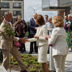 Jonas Spangenberg, VD BoKlok och H.M. Drottningen vid rosplanteringen under invigningen av SilviaBo i Helsingborg. Foto: Boklok