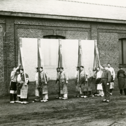 Transport av skyltfönster, Saint-Gobains fabrik 1858. Glaset når nästan marken, men spegling av himlen börjar först i midjehöjd.
Foto: ©DR/Archives de Saint-Gobain