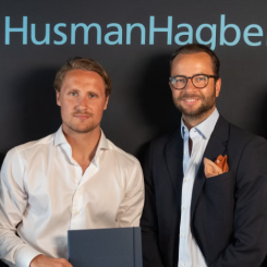 Christian Hjort, Expansionsansvarig, Jens Berg och Anton Ström, båda Franchisetagare i Huddinge samt Fredrik Kjell, VD HusmanHagberg. Foto: HusmanHagberg