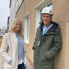 Malin Taalomi, miljöstrateg och Björn Larsen, projektchef vid den återbrukade fasaden till de nya lägenheterna på Stålhandskegatan. Foto: Bostads AB Poseidon