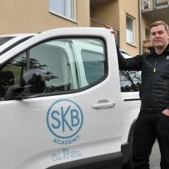 SKB Academy är ett nytt lärlingsprogram för fastighetsskötare. Erik Aahtila är arbetsledare för lärlingarna. Foto: SKB/Henrik Betnér