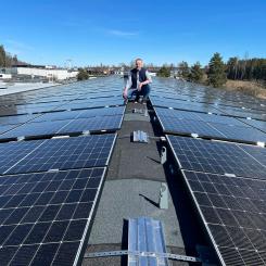 Solpaneler installerade på W.steps stegfabrik i Nässjö. Pressbild: Hultafors Group Sverige AB