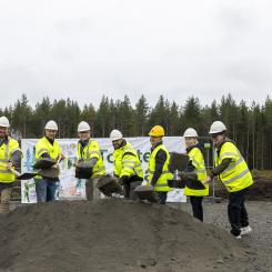 I bild från vänster: Hans Lindberg – Kommunstyrelsens ordförande Petter Lindqvist – projektchef, Skanska Daniel Ödling – avdelningschef, NCC Robert Hansson – vd, Vakin Jan Ridfeldt – vd, Umeå Energi Elin Pietroni, stadsdirektör M Pressbild: Umeå kommun, Fredrik Larsson.