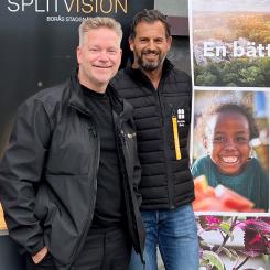 Matts Hellström från SplitVision och Avni Bajrami från Bostäder i Borås informerar hyresgäster om pilotprojektet. Foto: SplitVision