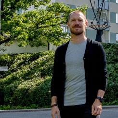 Tomas Brandt på det kommunägda Fastighets AB Förvaltaren i Sundbyberg visar på nyttan av digitaliseringen för  att få överblick av outnyttjade lokaler.