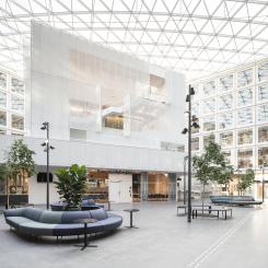 Den publika delen i stadshuset som kommuninvånarna har tillgång till, en ljusgård med fantastiskt glastak. Foto: Jason Strong