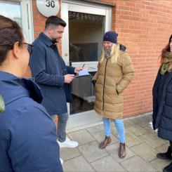 Arber Jasharaj från stiftelsen Tryggare Sverige utbildar områdesutvecklare från Helsingborgshem i trygghetscertifieringen BoTryggt2030. Delar av utbildningen genomfördes på Pålsjö Östra i Helsingborg som överlag får gott betyg under genomgången.