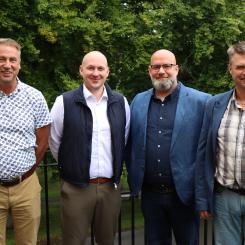 Patrick Eriksson, Fastighetschef Vallonbygden, Anton Hellström, VD HSB Östra, Per Nordin, Bygg- och Fastighetschef HSB Östra, Hans-Erik Olofsson, VD VAllonbygden Foto: Vallonbygden