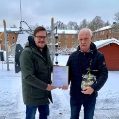 Vinnare Hållbarhetsförening 2023 Skövde 10 - Martin Widmark förvaltare och ordförande Christer Andersson. Foto: Riksbyggen