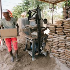 Konstruktionsarbetare i Tanzania. Fotograf för We Effect George Kamau.