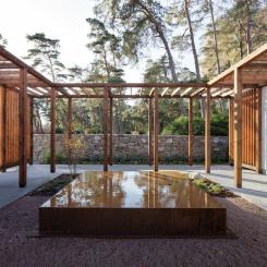 White Arkitekter,  Skogskapellet . Förgård vid visning. Foto Henrik Rosenqvist