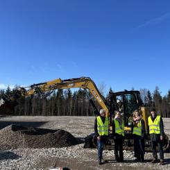 På bilden syns Malin Claesson Stenström, vd CA Fastigheter, Markus Gebauer, Nordenchef Zeppelin samt Växjös näringslivschef Jessica Johannesson och ordförande i samhällsbyggnadsnämnden, Otto Lindlöf. Fotograf: Zeppelin Sverige